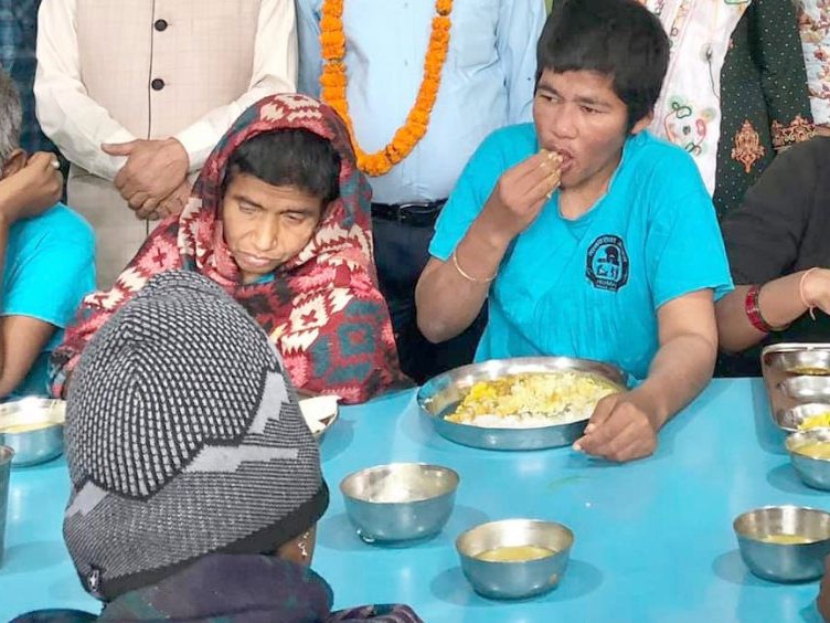 पितृ कार्यको खर्च कटाएर मानव सेवा आश्रममा भोजन